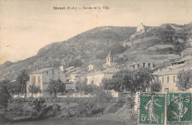 Carte postale ancienne Mezel - Entree De La Ville - cliché rare