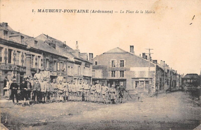 Carte postale ancienne Maubert Fontaine - La Place De La Mairie à Maubert-Fontaine