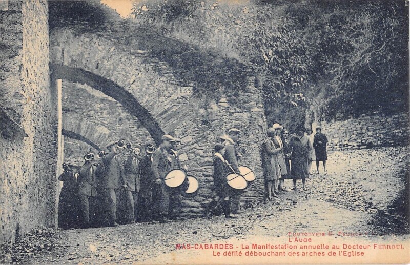 Carte postale ancienne Mas Cabardes - La Manifestation Annuelle Au Docteur Ferroul - Le Defile D