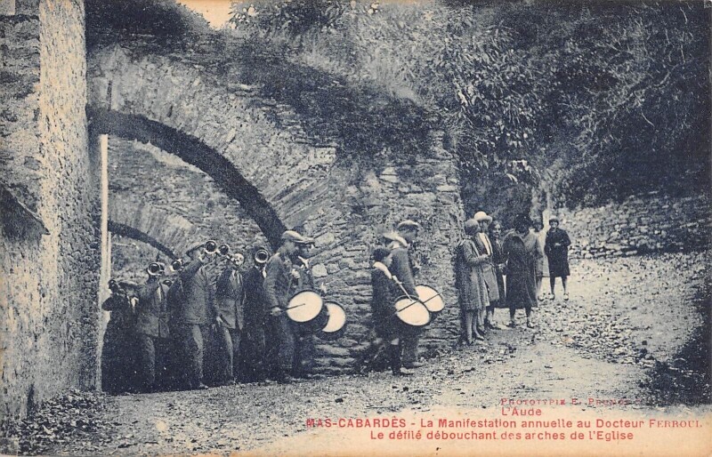 Carte postale ancienne Mas Cabardes - La Manifestation Annuelle Au Docteur Ferroul - Le Defile