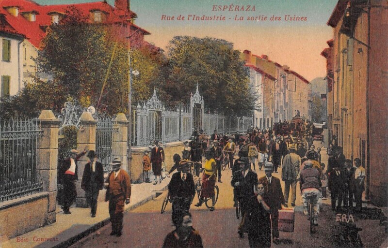 Carte postale ancienne Esperaza - Rue De L'Industie - Sortie Des Usines