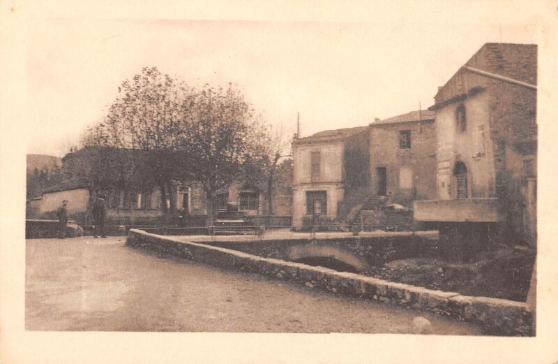 Carte postale ancienne Mailhac - Le Pont Et Les Ecoles - cliché rare à Mailhac