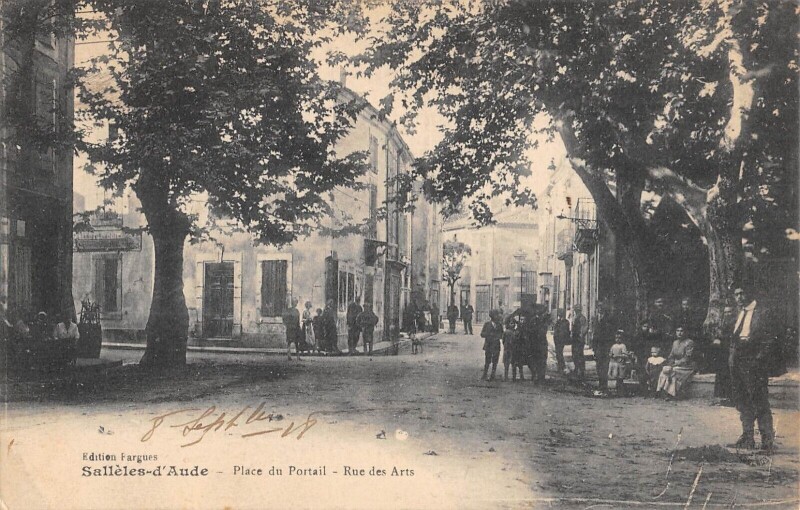 Carte postale ancienne Salleles D'Aude - Place Du Portail