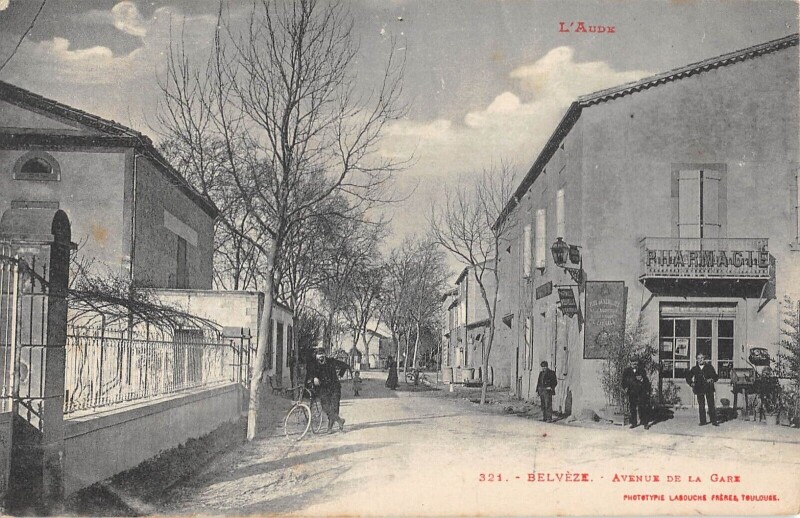 Carte postale ancienne Belveze - Avenue De La Gare - Pharmacie