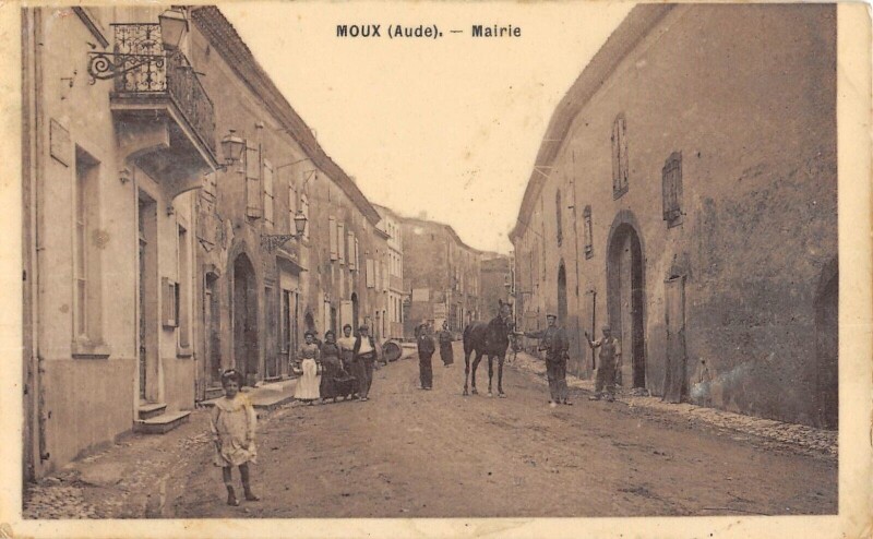 Carte postale ancienne Moux - Mairie