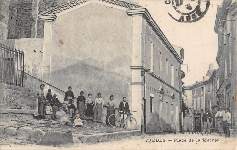 Carte postale ancienne Trebes - Place De La Mairie
