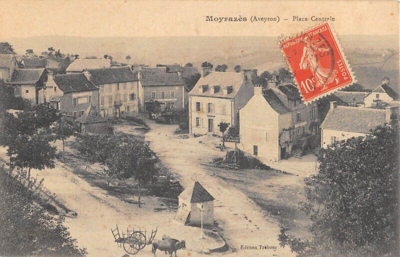 Carte postale ancienne Moyrazes - Place Centrale
