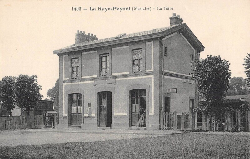 Carte postale ancienne La Haye Pesnel - La Gare à La Haye