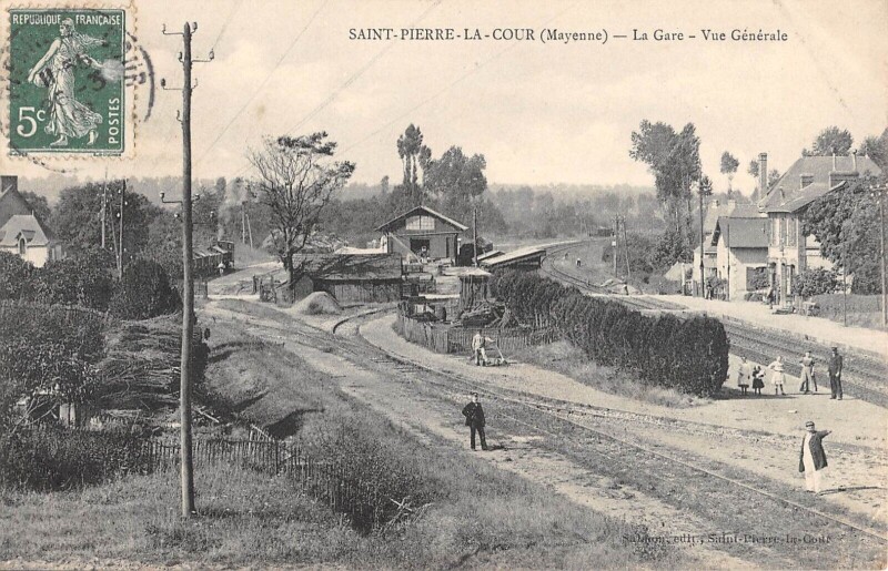 Carte postale ancienne Saint Pierre La Cour - La Gare - Vue Generale à Saint-Pierre-la-Cour
