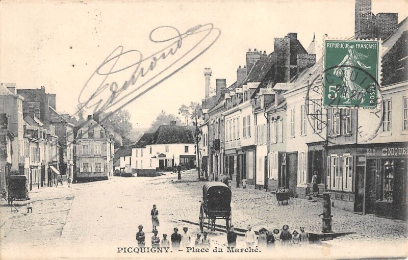 Carte postale ancienne Picquigny - Place Du Marche à Picquigny