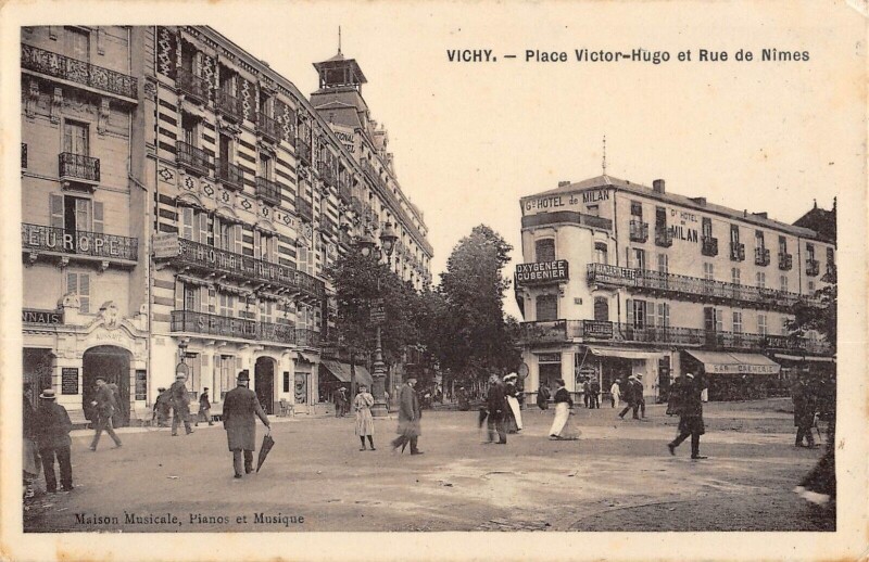 Carte postale ancienne Vichy - Place Victor Hugo Et Rue De Nimes - cliché rare à Vichy