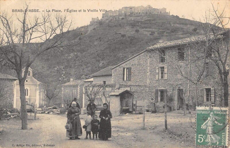 Carte postale ancienne Bras D'Asse - La Place - L'Eglise Et La Vieille Ville - cliché rare à Bras-d'Asse