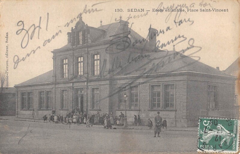 Carte postale ancienne Sedan - Ecole Enfantine - Place Saint Vincent à Sedan