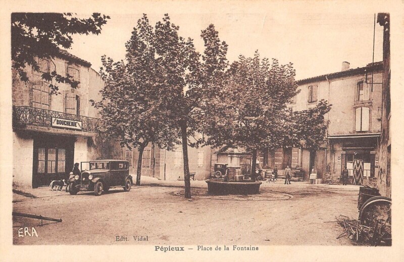 Carte postale ancienne Pepieux - Place De La Fontaine - Boucherie