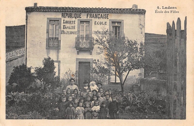 Carte postale ancienne Ladern - Ecole Des Filles