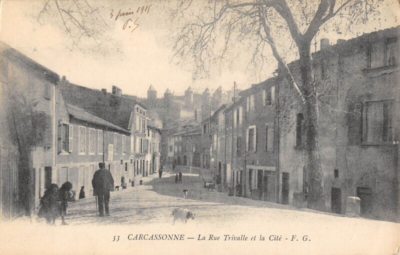 Carte postale ancienne Carcassonne - La Rue Trivalle Et La Cite à Carcassonne