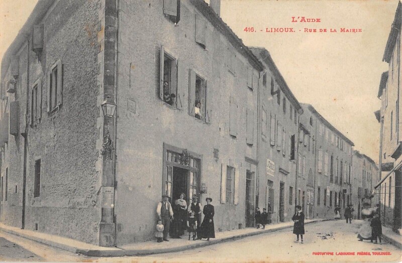Carte postale ancienne Limoux - Rue De La Mairie à Limoux