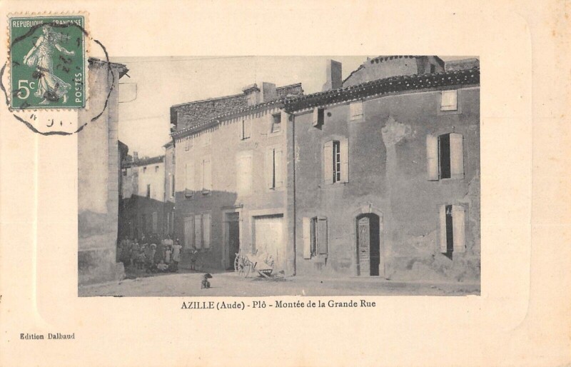Carte postale ancienne Azille - Plo - Montee De La Grande Rue à Azille