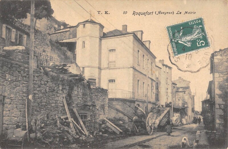 Carte postale ancienne Roquefort - La Mairie