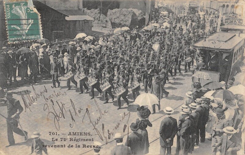Carte postale ancienne Amiens - Le 72e Regiment Revenant De La Revue à Amiens