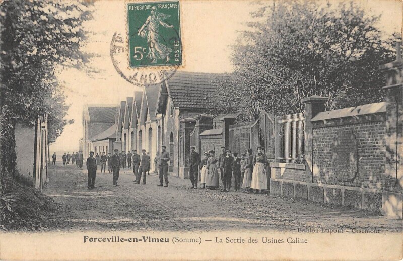 Carte postale ancienne Forceville En Vimeu - La Sortie Des Usines Caline à Forceville