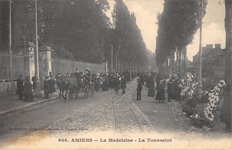 Carte postale ancienne Amiens - La Madeleine - La Toussaint à Amiens