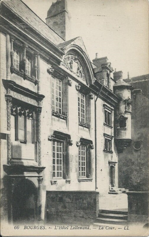 Carte postale ancienne L'Hôtel Lallemand - La Cour à Bourges