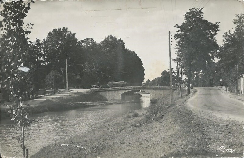 Carte postale ancienne Le Canal et la Pont à Buzet-sur-Baïse