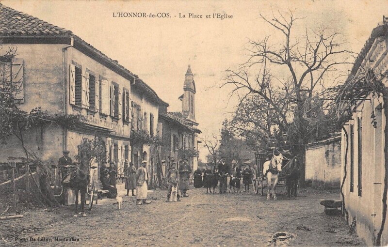 Carte postale ancienne L'Honnor De Cos / La Place Et L'Eglise