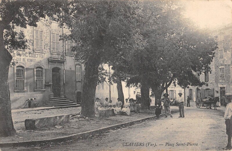 Carte postale ancienne Claviers - Place Saint Pierre à Claviers