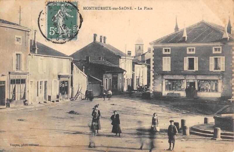 Carte postale ancienne Monthureux Sur Saone - La Place