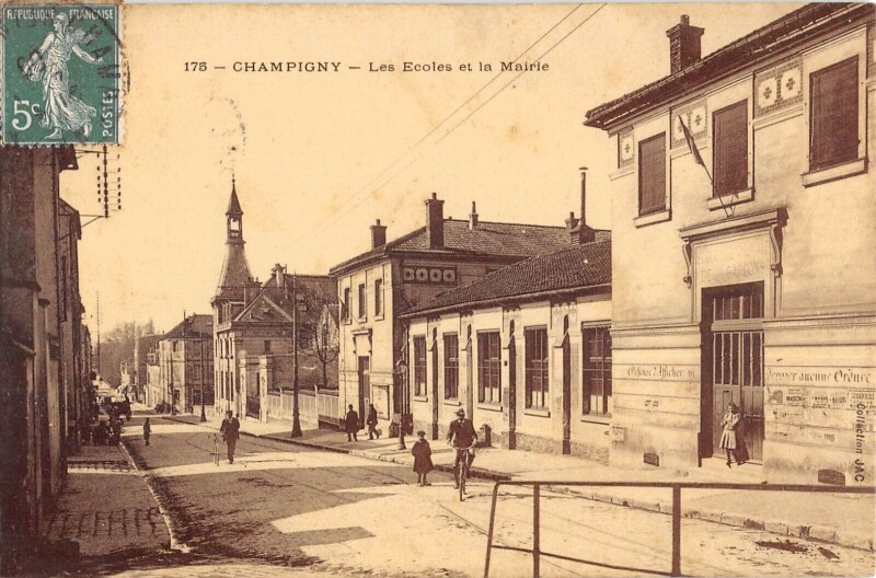 Carte postale ancienne Champigny - Les Ecoles Et La Mairie