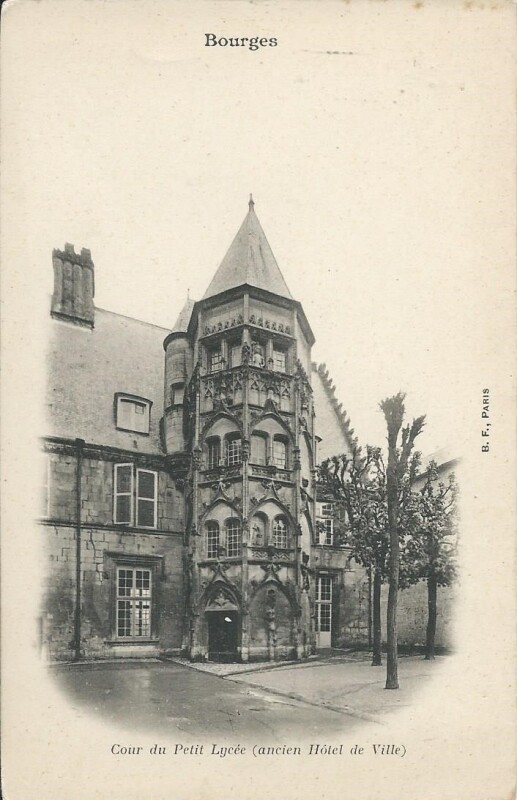 Carte postale ancienne Cour du Petit Lycée (ancien Hôtel de Ville) à Bourges
