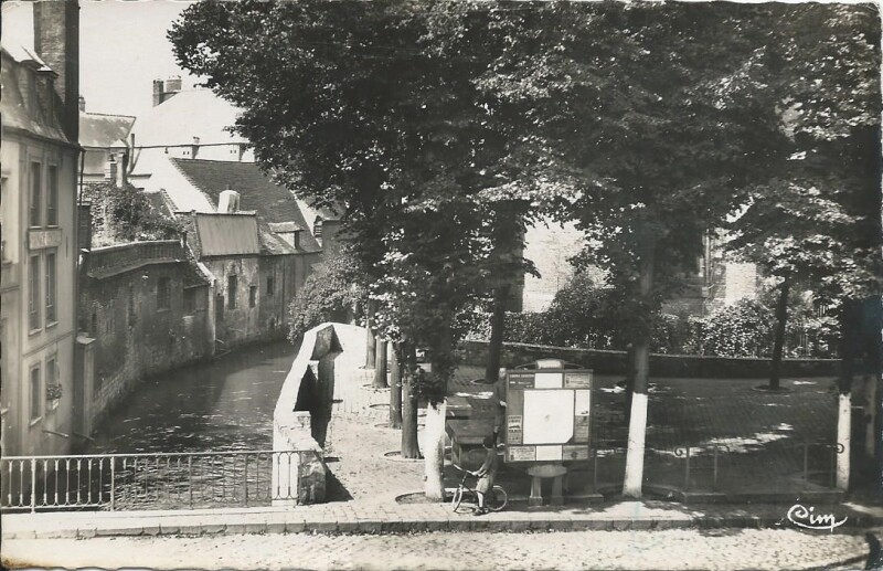 Carte postale ancienne La Canche - Le Marché aux Poissons à Hesdin