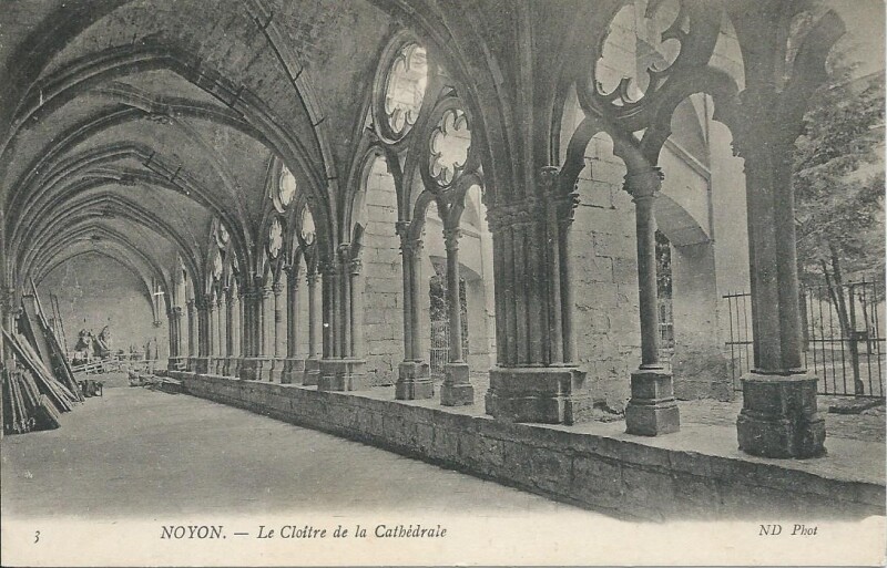 Carte postale ancienne Le Cloitre de la Cathédrale à Noyon