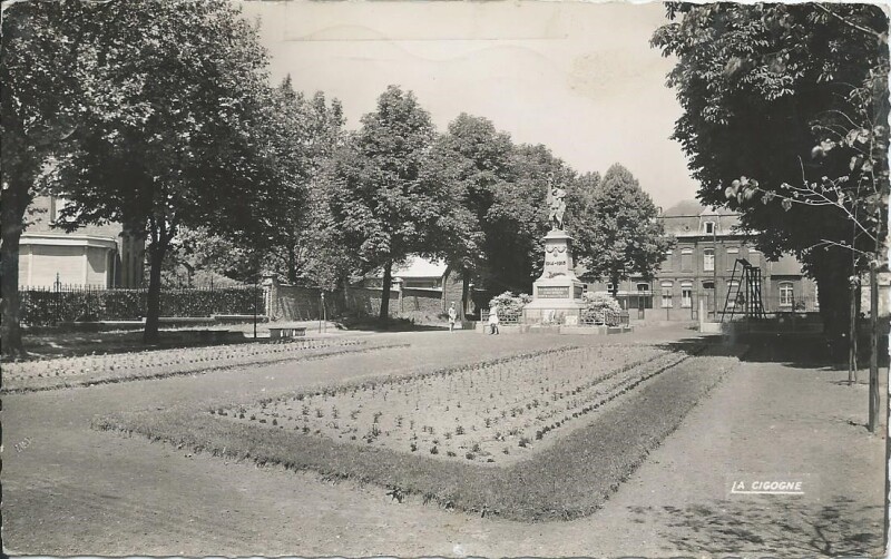 Carte postale ancienne Le Jardin et le Monument aux Morts à Aulnoye-Aymeries