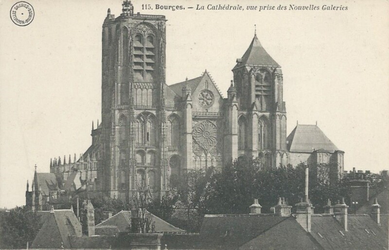 Carte postale ancienne La Cathédrale, vue prise des Nouvelles Galeries à Bourges