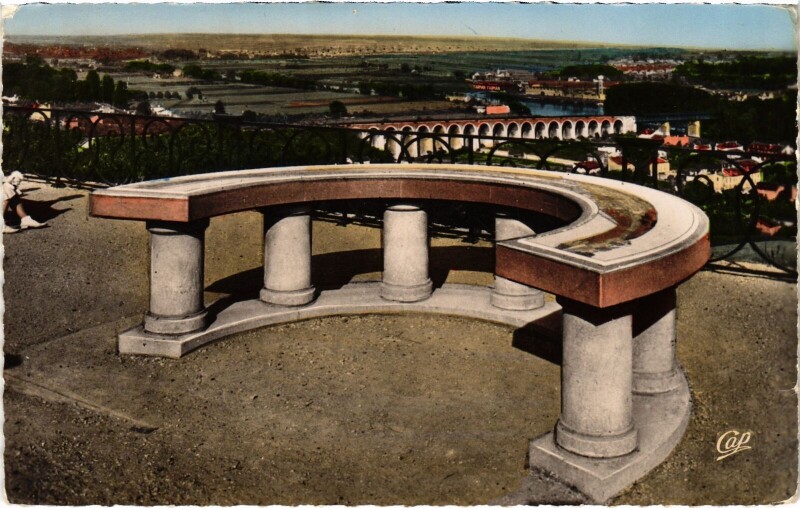 Carte postale ancienne St Germain en Laye La Table d'orientation