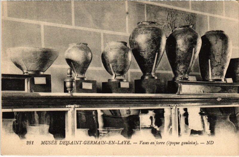 Carte postale ancienne Musee de Saint-Germain en Laye Vases en terre à Saint-Germain-en-Laye