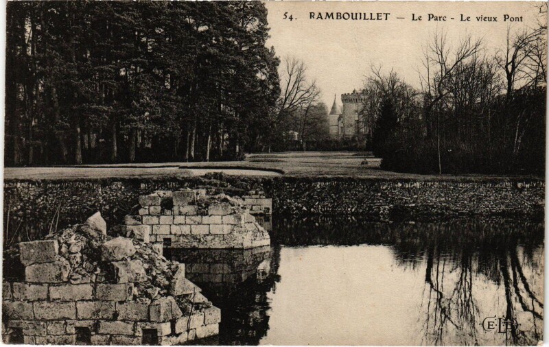 Carte postale ancienne Rambouillet Le Parc Le Vieux Pont à Rambouillet