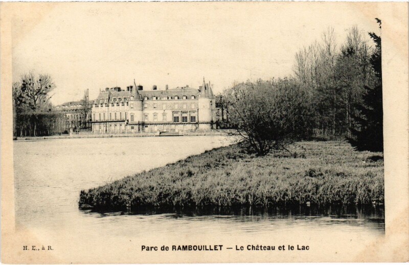 Carte postale ancienne Rambouillet Le Chateau et le Lac à Rambouillet