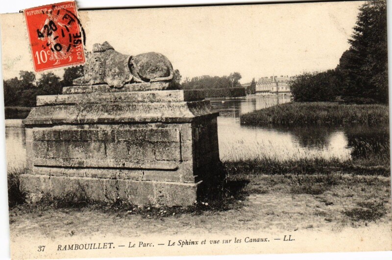 Carte postale ancienne Rambouillet Le Parc Le Sphinx à Rambouillet