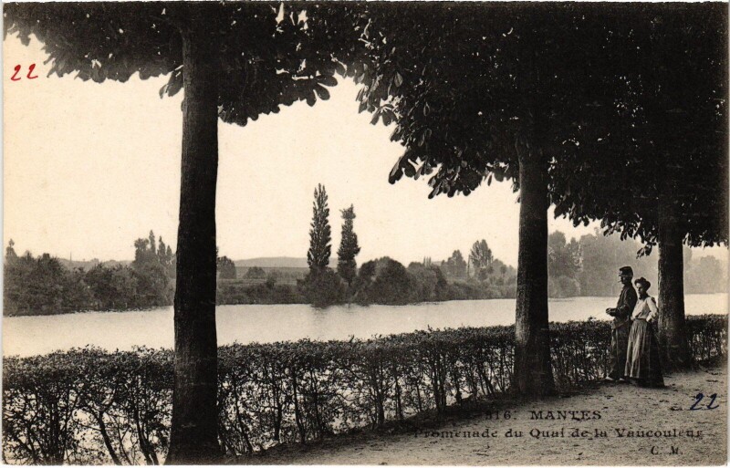 Carte postale ancienne Mantes Promenade du Quai de la Vaucouleur