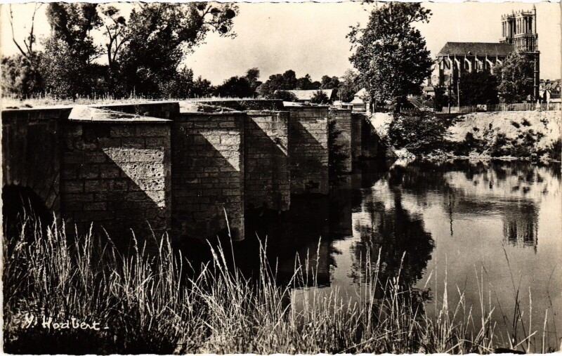 Carte postale ancienne Mantes Le vieux Pont