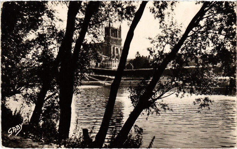 Carte postale ancienne Mantes La Cathedrale