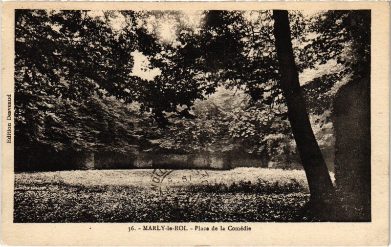 Carte postale ancienne Marly Place de la Comedie