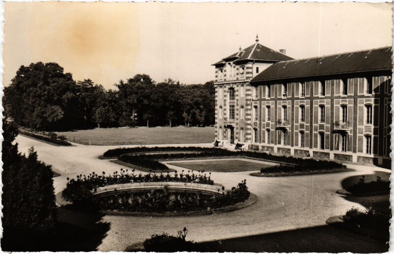 Carte postale ancienne Le Vesinet Cour d'Honneur et Tapis Vert
