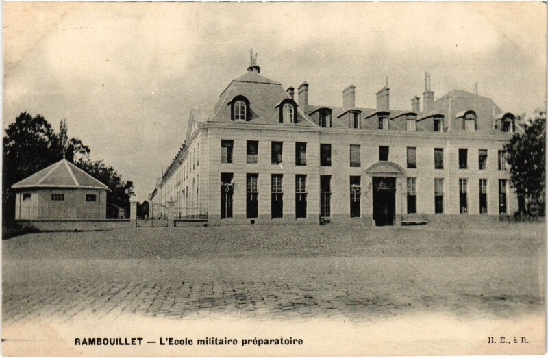 Carte postale ancienne Rambouillet Ecole Militaire preparatoire à Rambouillet