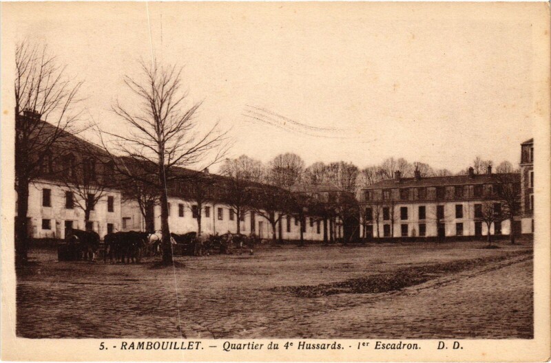 Carte postale ancienne Rambouillet Quartier du 4e Hussards à Rambouillet