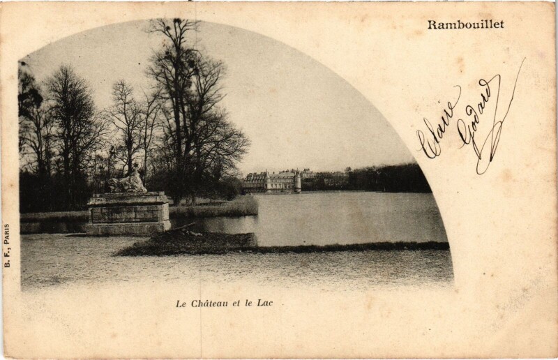 Carte postale ancienne Rambouillet Le Chateau et le Lac à Rambouillet